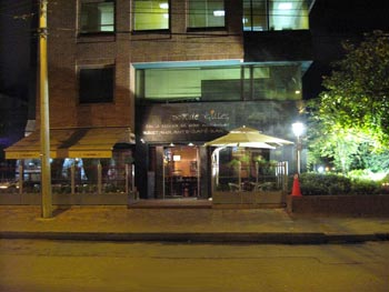 Restaurante Donde Gilles, vista nocturna de su fachada